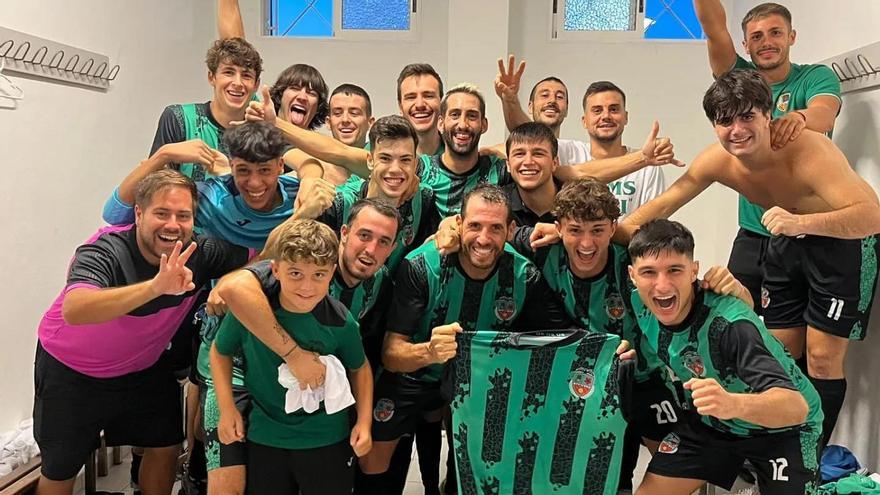 Los jugadores del Daimús CF celebran sl triunfo en la primera jornada