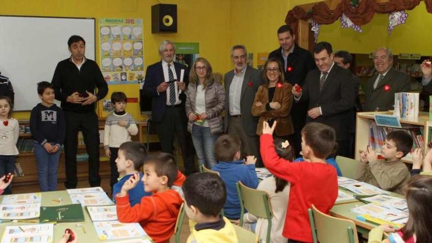 Los conselleiros de Infraestruturas y Educación y los niños de primero de Figueiroa, con los corazones led de la campaña. //Bernabé/Nardo Seixas