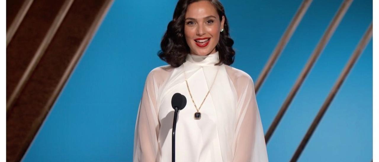 Gal Gadot posa en la 78ª edición de los Globos de Oro en Beverly Hills