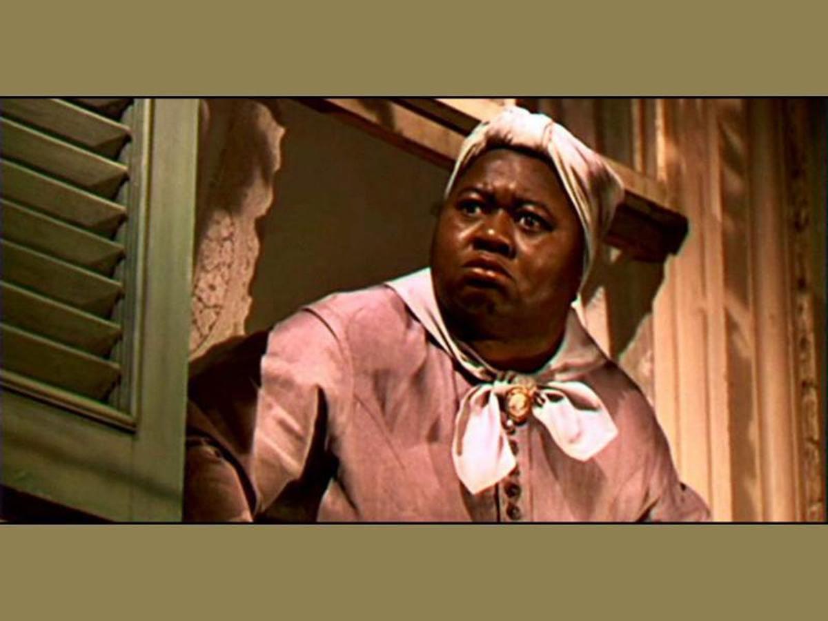 Arriba, Hattie McDaniel en “Lo que el viento se llevó. Sobre estas líneas, de izquierda a derecha, Sacheen Littlefeather, Sidney Poitier (con su Oscar de 1963) y Angelina Jolie. A la izquierda, Faye Dunaway y Warren Beatty en la gala de 2016 .