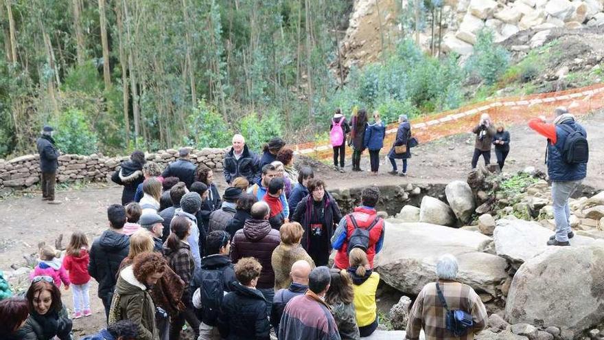 Visita de vecinos al castro de Montealegre como protesta por las obras. // Gonzalo Núñez