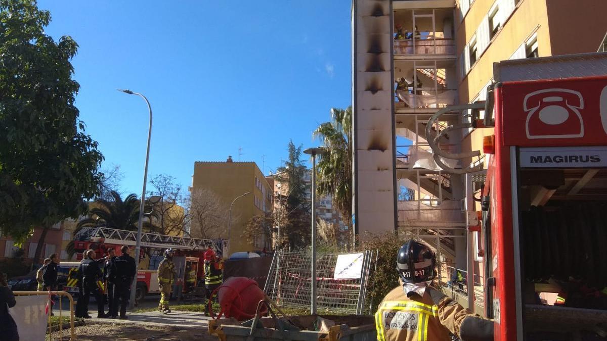 Incendio en la torre exterior de un ascensor en construcción en Badajoz