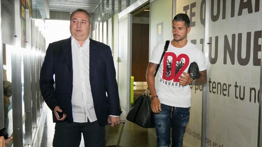 Ramírez y Vitolo, a la llegada del extremo al aeropuerto.