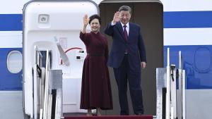 El presidente chino, Xi Jinping, y su esposa en el aeropuerto de Budapest.
