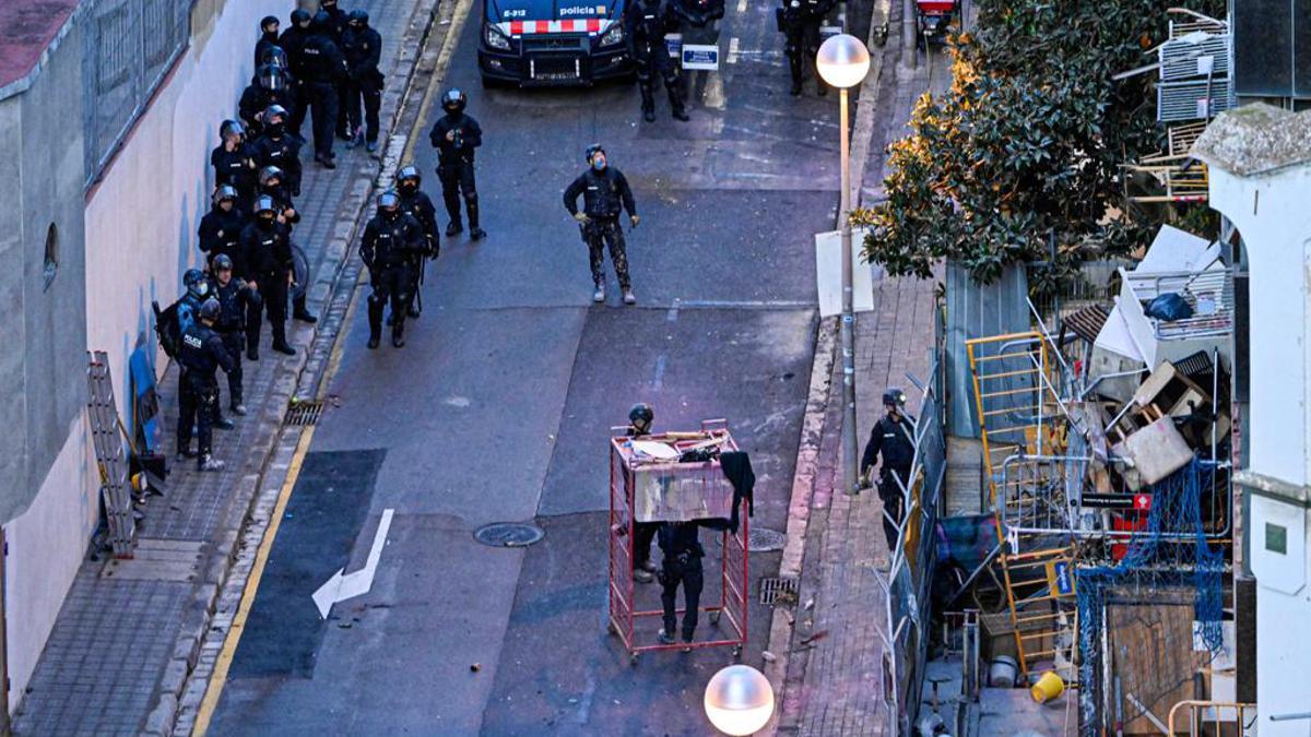 VÍDEO | El desallotjament policial d’El Kubo i La Ruïna a Barcelona, a vista de dron