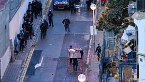 VÍDEO | El desallotjament policial d’El Kubo i La Ruïna a Barcelona, a vista de dron