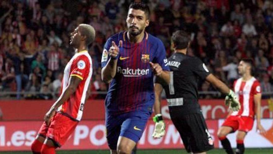 Luis Suárez celebra un dels tres gols que el Barça va marcar al Girona la temporada passada en el derbi de Montilivi.