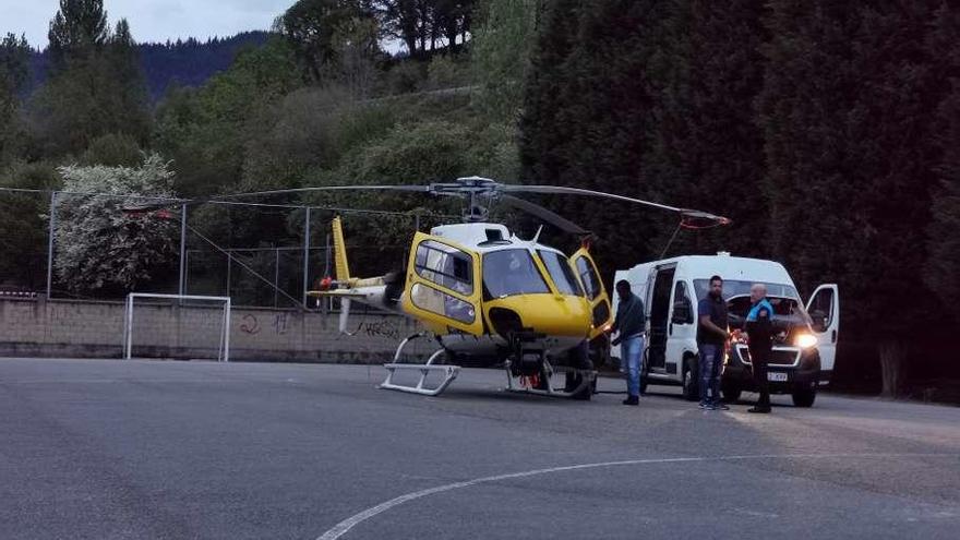 Alarma en Infiesto por el aterrizaje de un helicóptero en la pista del colegio