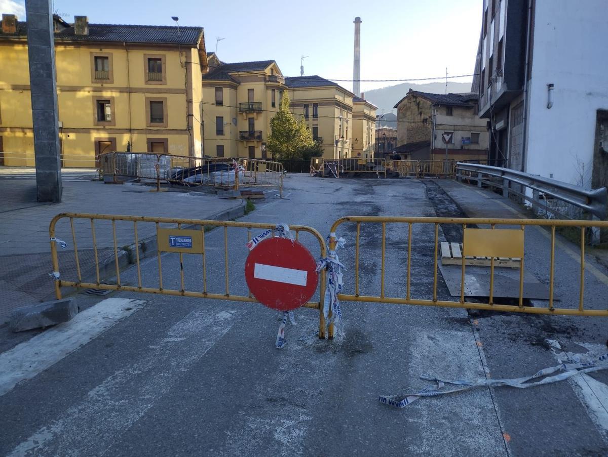 La calle Alfonso Argüelles, cerrada al tráfico en una imagen de hace unas semanas.