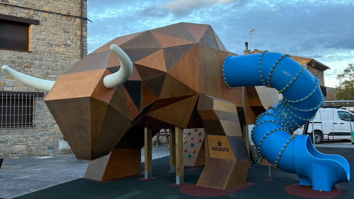 El toro es la primera de las estructuras de juego que formarán parte de una ruta mucho más ambiciosa en la que se darán cita otros tres ejemplares que son conocidos por los vecinos: el jabalí, el corzo y el lobo.