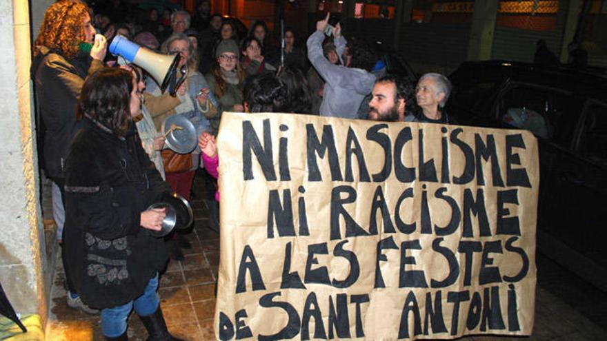 Protesta y cacerolada frente a la sede de &#039;Perlas y Cuevas&#039;