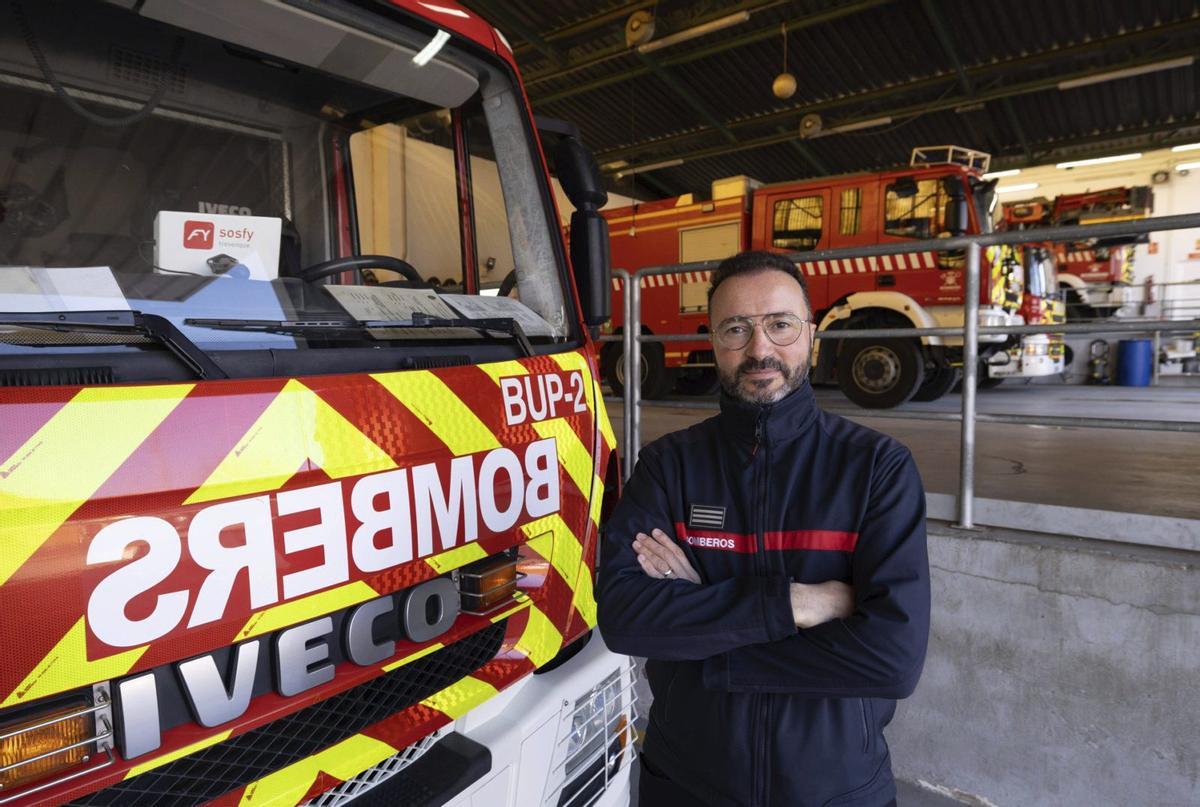 El jefe de bomberos, junto a un camión tipo Bomba Urbana Pesada (BUP). | VICEN MARÍ