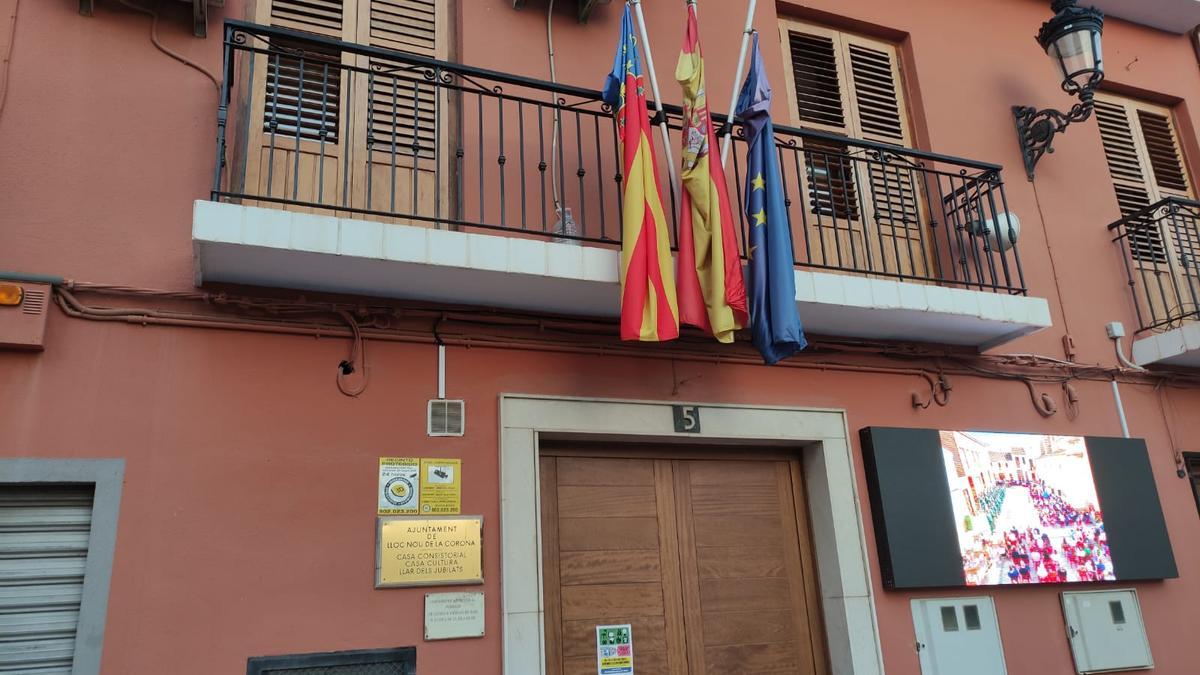 Banderas a media asta en Llocnou por le fallecimiento de su primer alcalde, Amadeo Gimeno.
