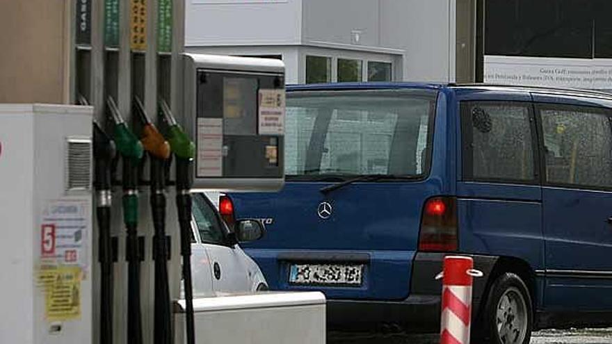 Un grupo de coches esperan en una estación de servicio de Pontevedra.