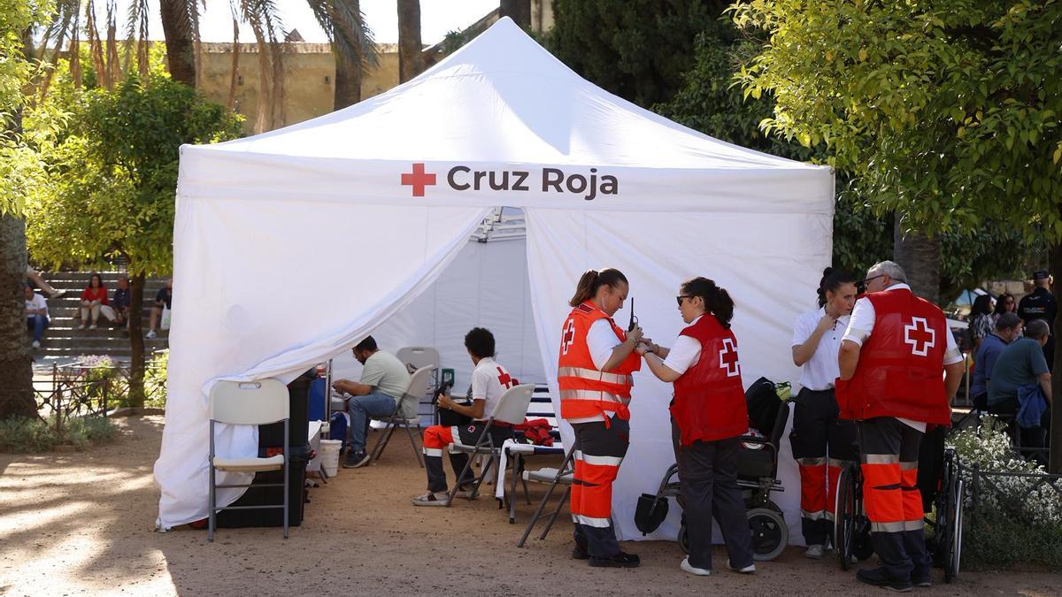 Dispositivo de Cruz Roja en el Magno Vía Crucis de Córdoba.