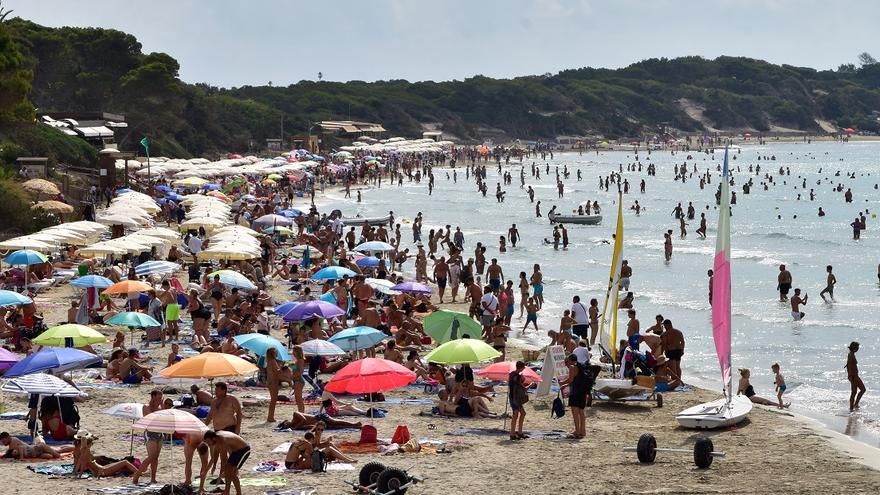 Playa saturada de turistas en Baleares