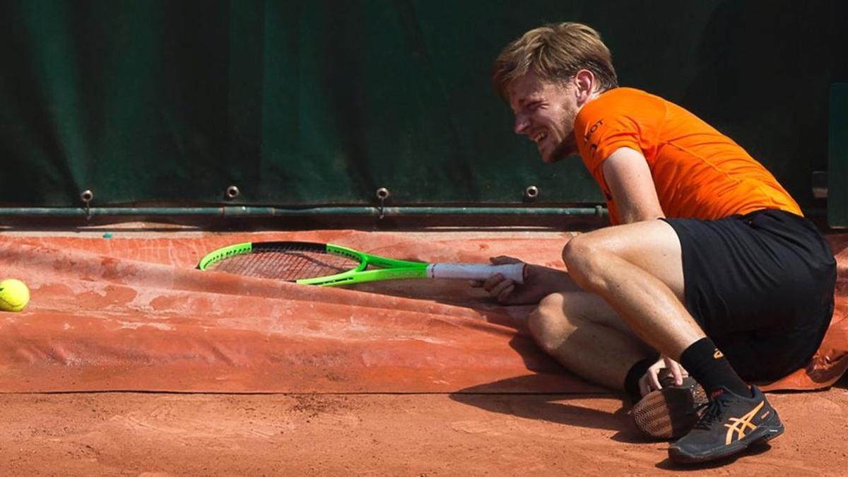 El belga David Goffin, lesionado, junto a las polémicas y arrugadas lonas