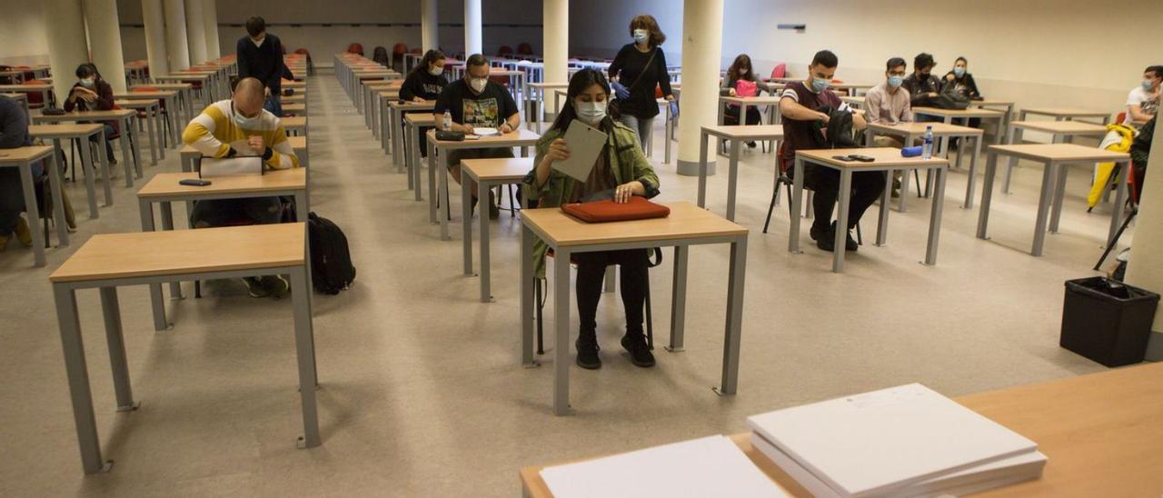 Un grupo de alumnos, realizando un examen en el campus de Mieres. | Fernando Rodríguez