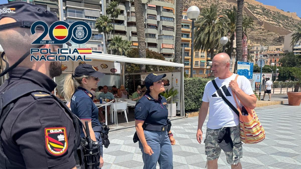 Las dos agentes de Italia, de servicio con la Policía Nacional en Alicante.