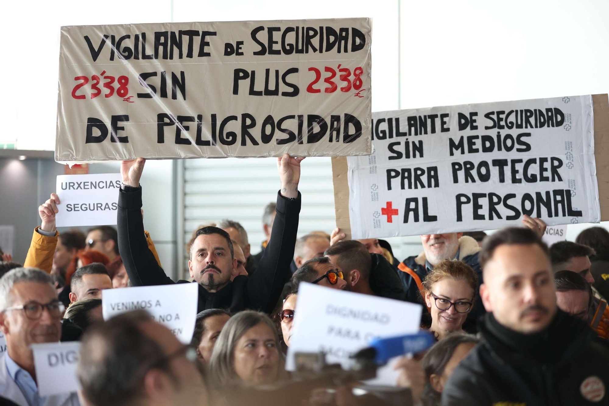 Protesta en el Chuac tras agredir un paciente con arma blanca a un enfermero y un vigilante
