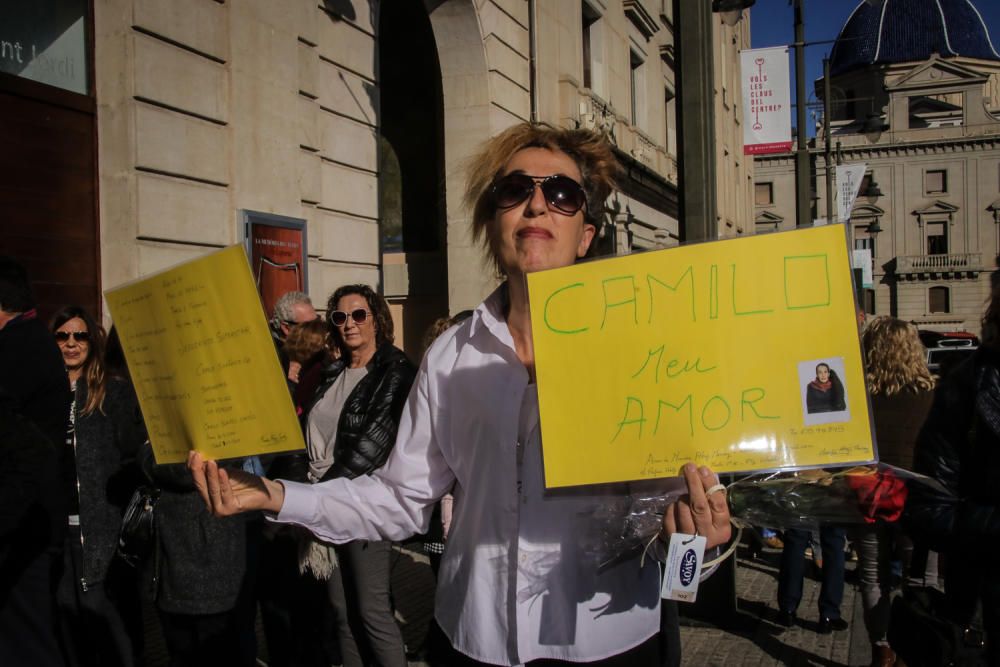 Cientos de personas pasan por delante de la urna con las cenizas del cantante para rendirle el último homenaje