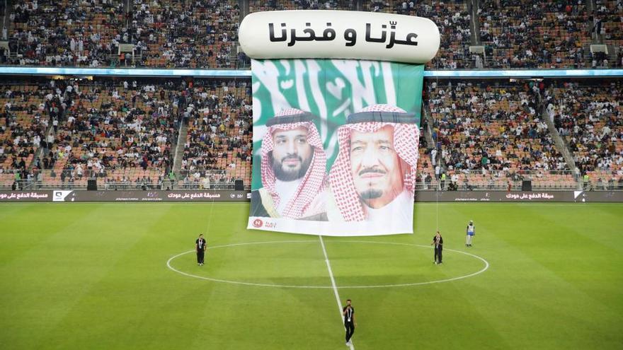 Se desplegó una gigantesca pancarta con las caras del rey Salman Bin Abdulaziz y su hijo Mohammad.