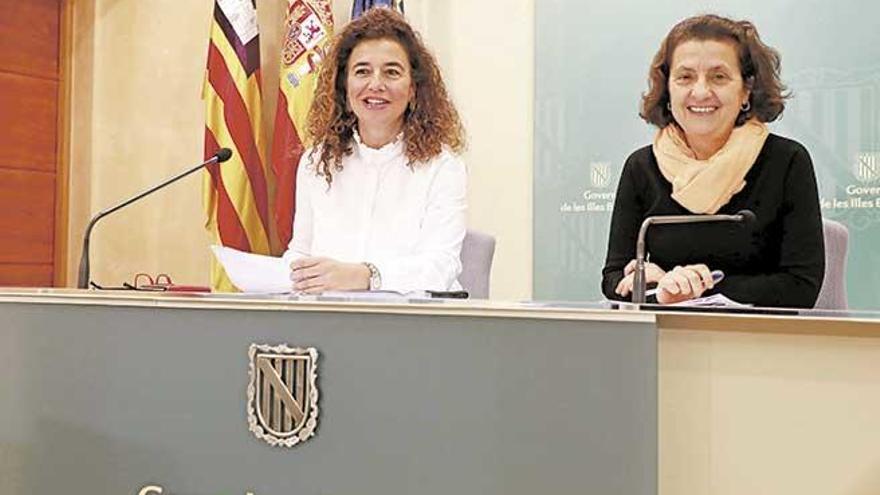 Pilar Costa y Fina Santiago, ayer explicando los acuerdos del Consell de Govern.