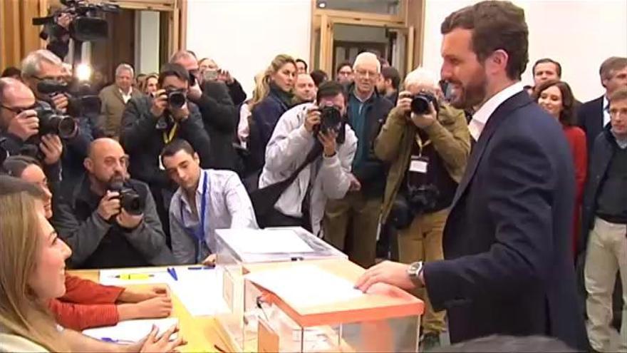 Casado pide a los ciudadanos acudir a votar "masivamente" para "desbloquear la situación"