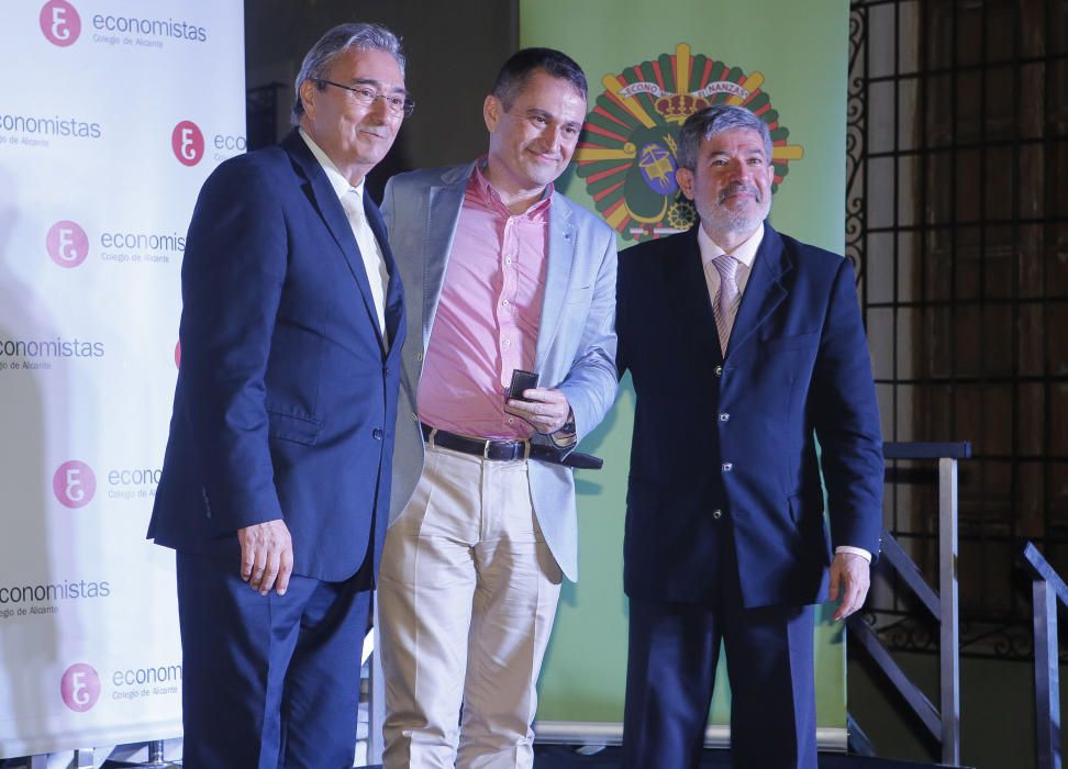 La entrega se realizó en el transcurso de la cena anual del Colegio de Economistas de Alicante.