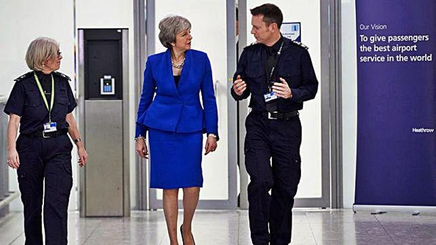 Theresa May visita l&#039;aeroport de Heathrow, a Londres