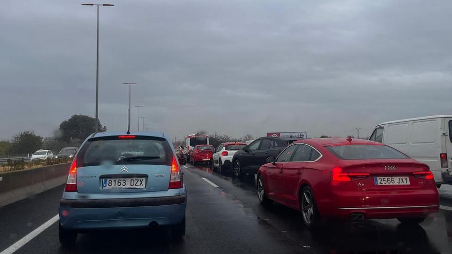 Un accidente a la entrada de València provoca retenciones kilométricas en la autovía de Torrent.