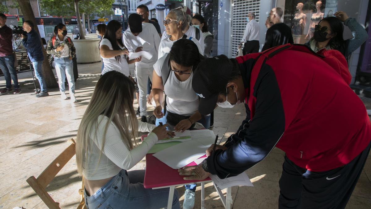 Concentración de solicitantes de asilo frente a Delegación de Gobierno