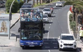 El turista se sube al autobús
