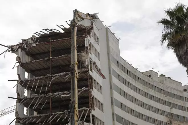 El derribo del edificio semicircular de Son Dureta, en imágenes