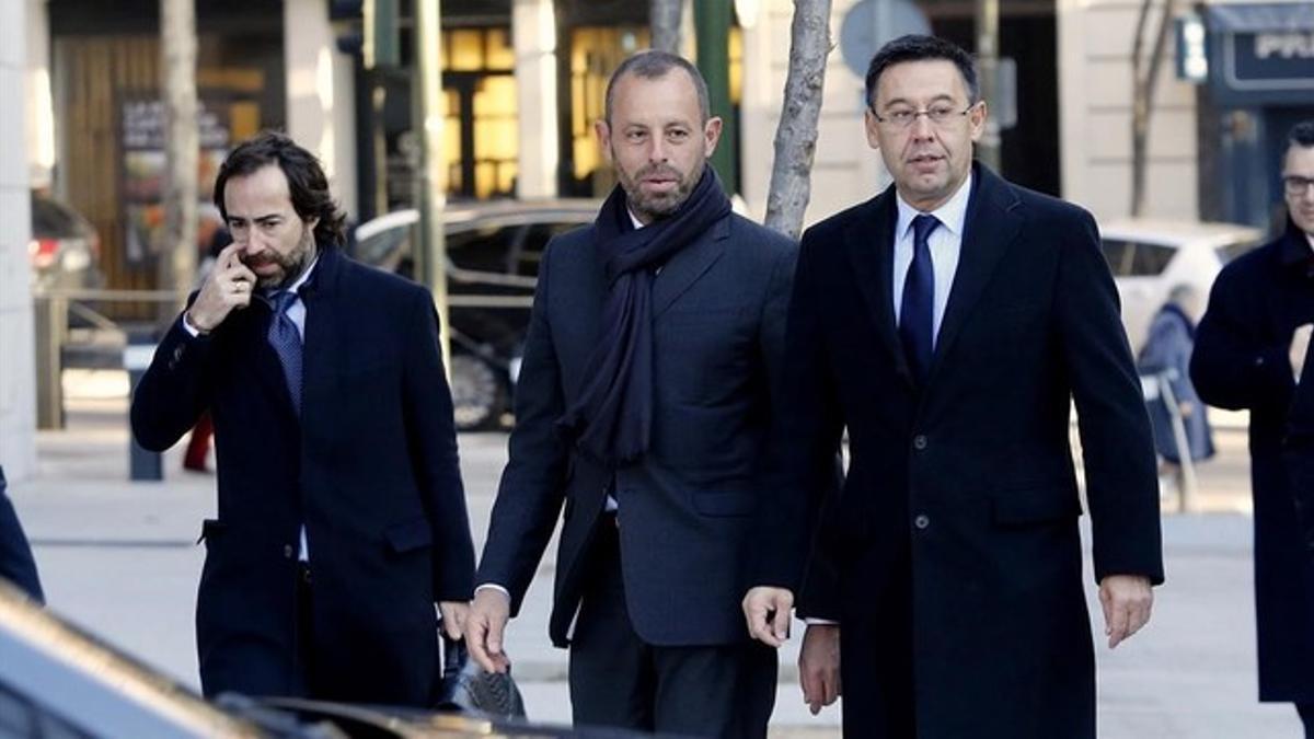 Rosell y Bartomeu, a su llegada a la Audiencia Nacional en Madrid para declarar por el 'caso Neymar'.