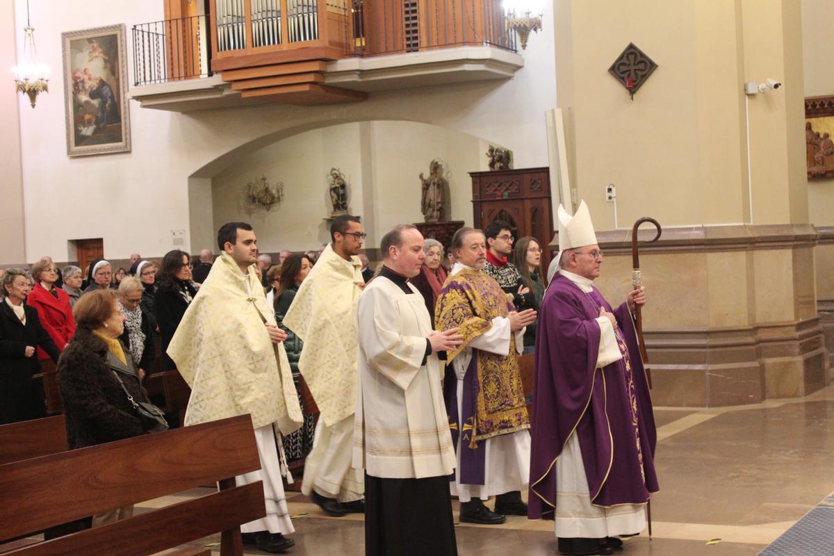 El Obispo preside la Misa Funeral por el eterno descanso del alma de Benedicto XVI.