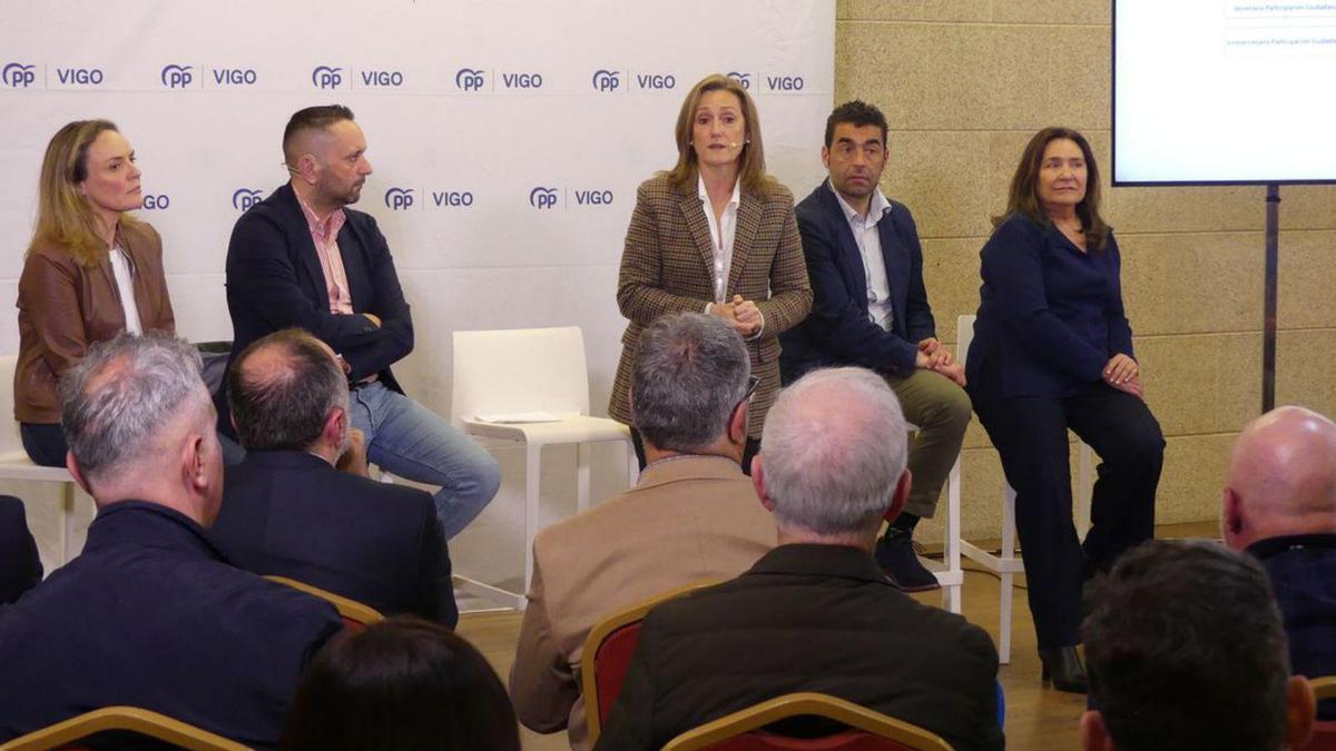 Luisa Sánchez, en la reunión de la nueva junta este jueves con López, Ortiz, Fuentes y Domínguez.