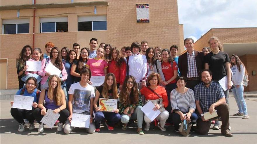 El instituto El Tablero inaugura un reloj solar