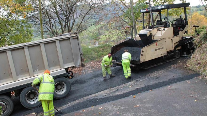 Trabajadores arreglando un tramo de la carretera de La Pedrera.