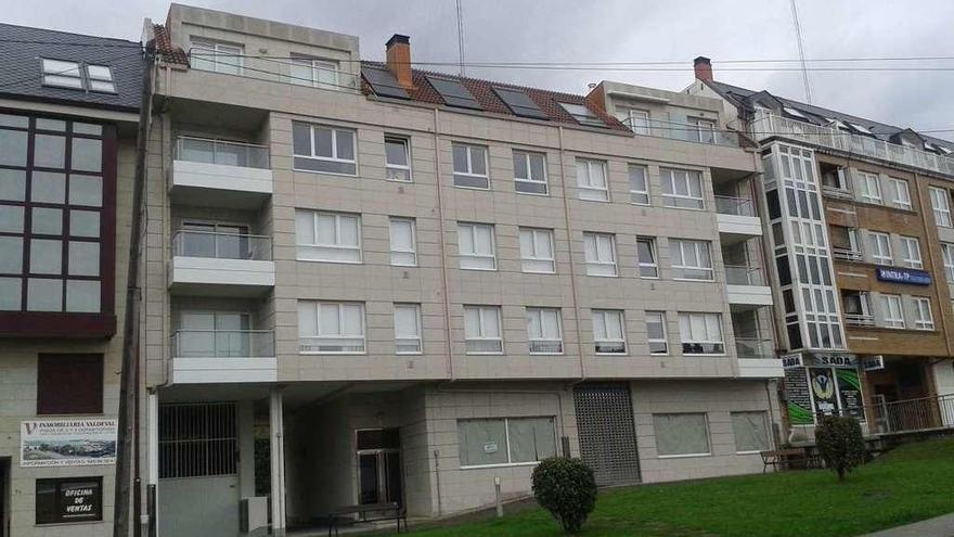 Bloques de uno de los edificios con orden de derribo en la avenida Sada y Sus Contornos.