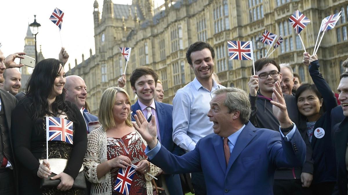 Nigel Farage celebra la victoria con sus seguidores en Londres