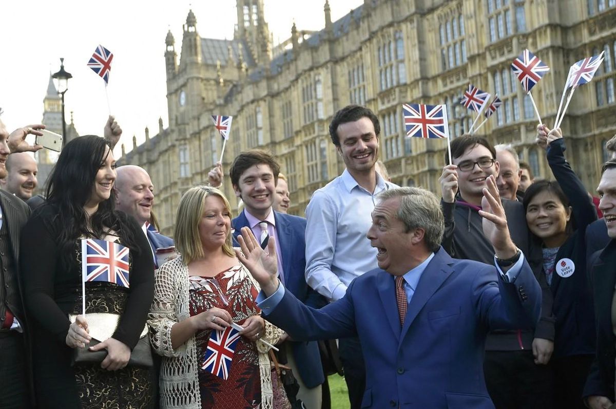 Nigel Farage, líder del UKIP, celebra la victoria con sus seguidores en Londres.