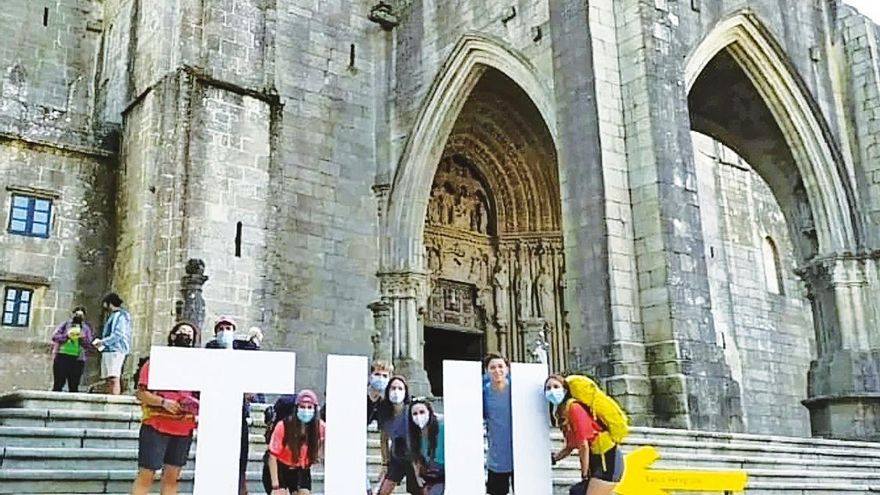Bancos que no solo ofrecen descanso al peregrino, sino que le acompañan a lo largo de su Camino