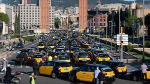 Protesta de taxistas para reclamar medidas para salvar la precaria situación del sector, el 26 de octubre, em Barcelona