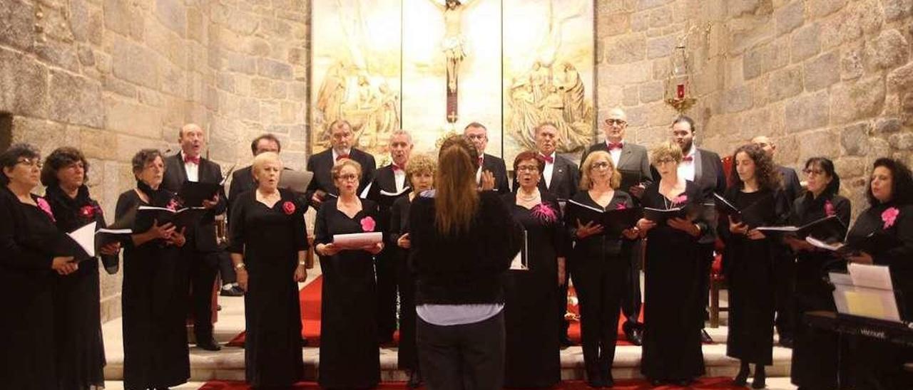 Una de las corales participantes en el concierto de &quot;panxoliñas&quot; en la iglesia de San Martiño. // Muñiz