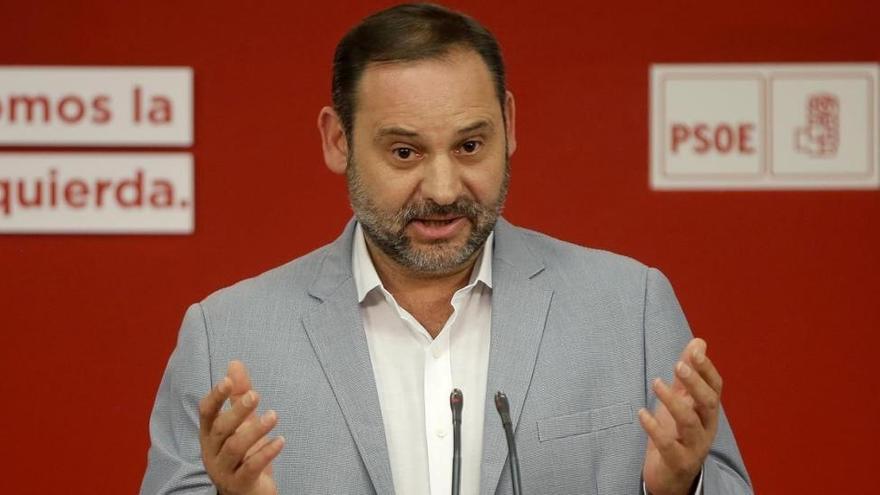 El PSOE respalda a Rajoy y carga contra la &quot;mascarada propia de otros régimenes&quot; del Parlament