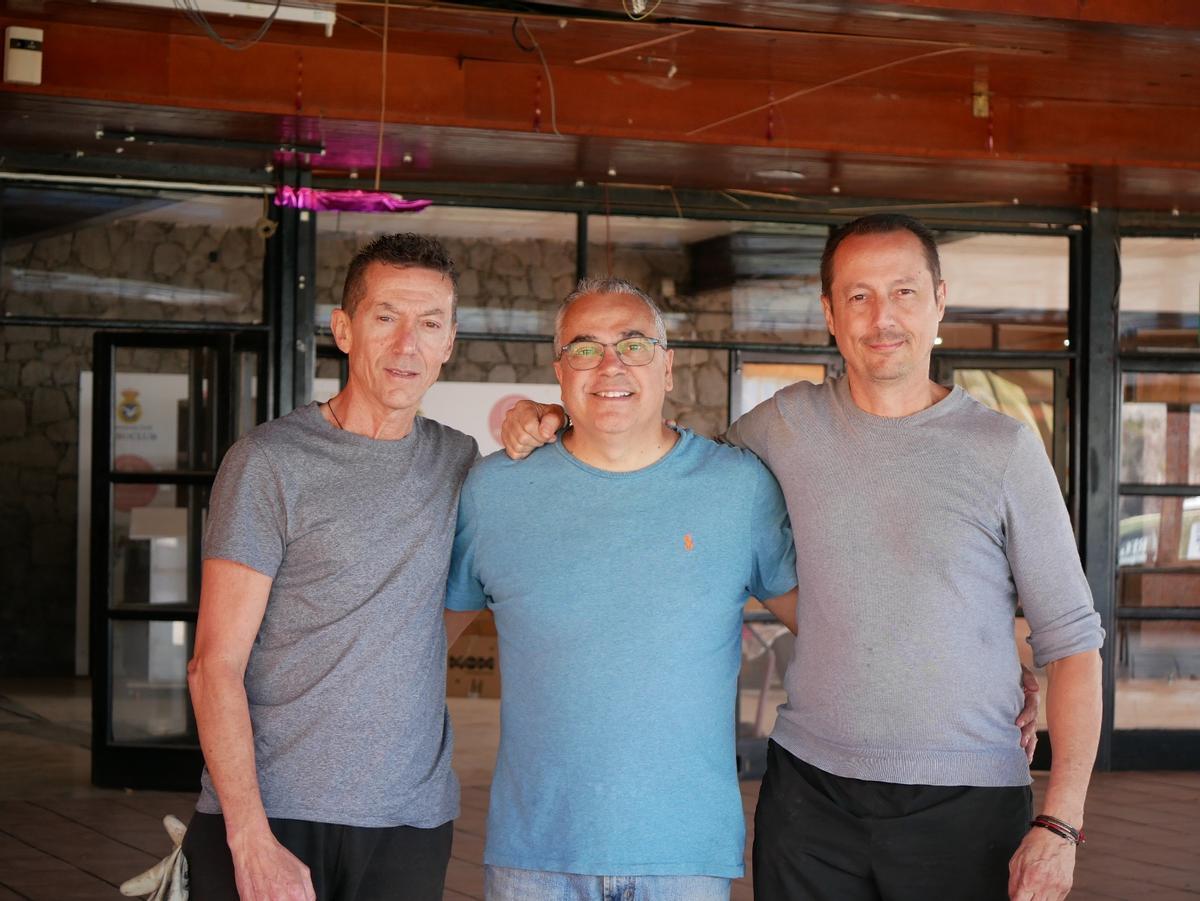 Por la izquierda, Paco Sánchez, jefe de sala, Jorge Ramos, gerente, y Rafa Sánchez, camarero, del Restaurante Aeroclub.