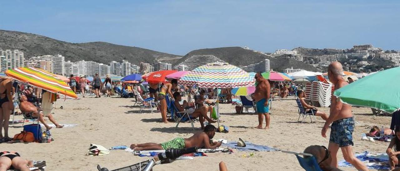 Playas llenas en Cullera, peroa la vez seguras al mantenerse la distancia de seguridad entre las sombrillas | JOAN GIMENO