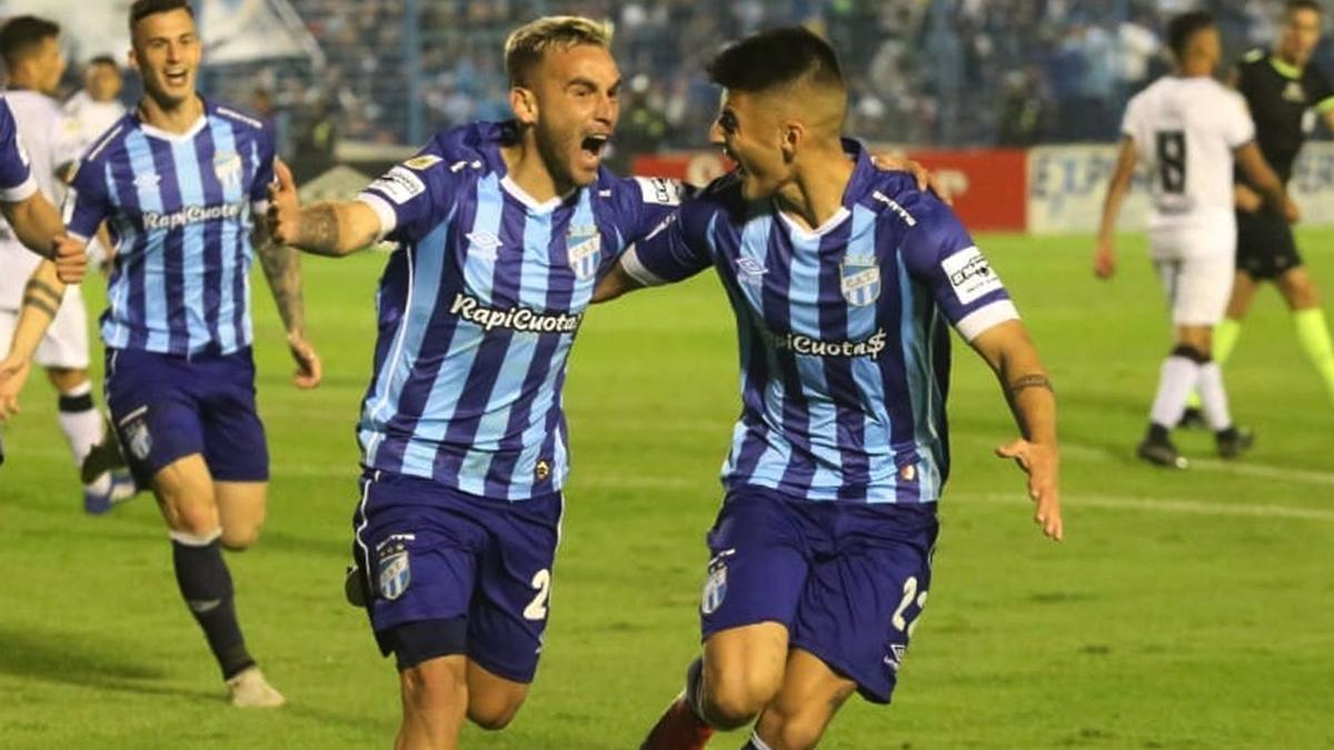 Los jugadores del Atlético Tucumán celebran un gol.