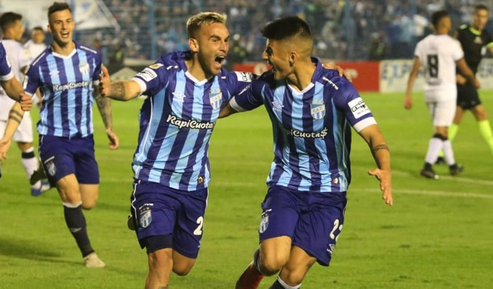 Los jugadores del Atlético Tucumán celebran un gol.